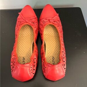 Rialto Shirlee Ballet Flats red Laser Cut Bow Flexible size 8.5